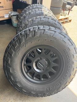 Method 703 17x8.5 wheels with 34" Nitto Recon Grappler tires, 6x139.7, +35 offset