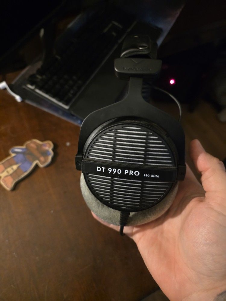 beyerdynamic DT 990 Pro Over-Ear Studio Headphones open back
