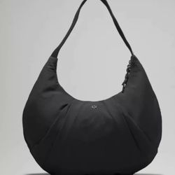 Brand New Lululemon Black Pleated Shoulder Bag Large 10L Purse for Sale in  Las Vegas, NV - OfferUp