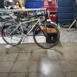 Giant Road Bike Size 52cm  Carbon Aluminum  Good Condition Everything Works Fine 