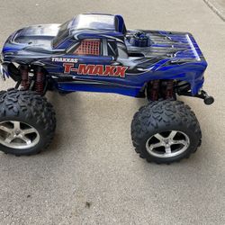 TRAXXAS T-MAXX 3.3 NITRO MONSTER TRUCK