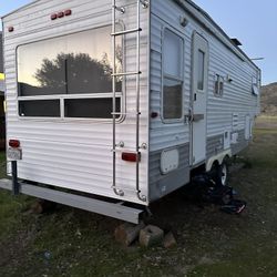 2004 Layton RV With Solar Panels