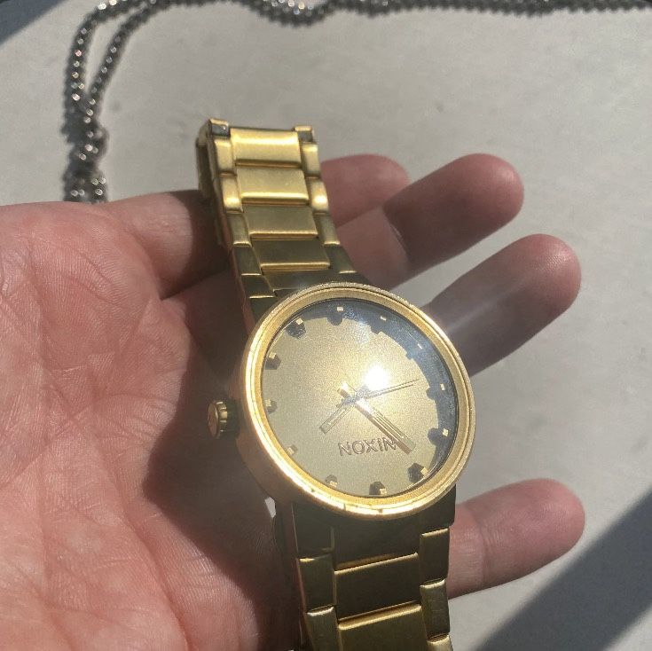 LIKE NEW GOLD NIXON WATCH