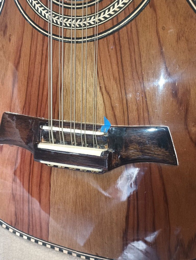 GUITARRA Y BAJO QUINTO 