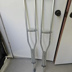 ADJUSTABLE ALUMINUM CRUTCHES 