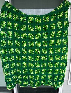 Vintage handmade granny square throw blanket 47”x 38” multi variegated retro greens  W/ scalloped edging .