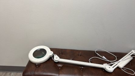 Professional lighted facial magnifying lamp