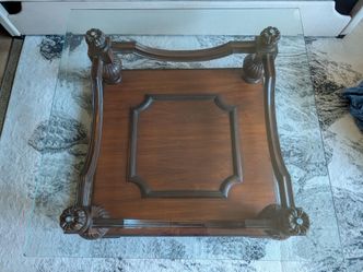 Elegant Mahagony Coffee Table