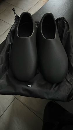 Yeezy Slide New Style Not Nike Or Jordan Size 10