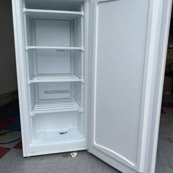 Upright Freezer Kenmore Brand. 5.1 cu ft 