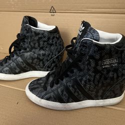 Adidas Women’s Size 7.5 Shoes 