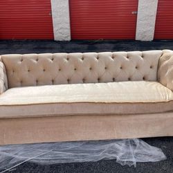 Beautiful Elegant   Comfy Couch 