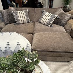 Oversized Sofa With 2 Ottomans 