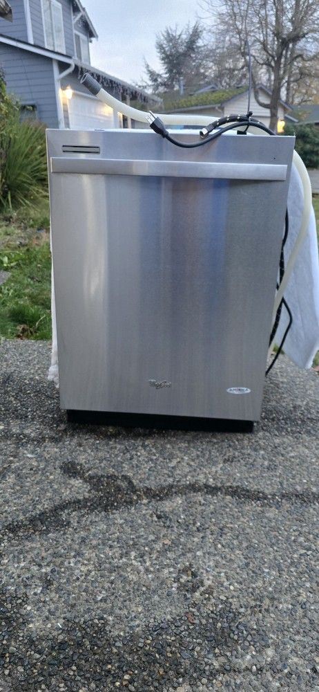 Whirlpool Dishwasher 24w) I Can Help You With Free Delivery Within 10 Miles Distance 