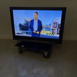 42 1/2” Smart Tv Westinghouse Excellent Condition