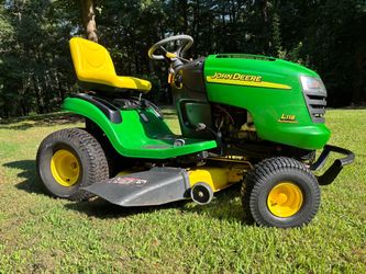 John Deere L118 Automatic Riding Lawn Mower