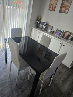 Beautiful glass table with 4 chairs