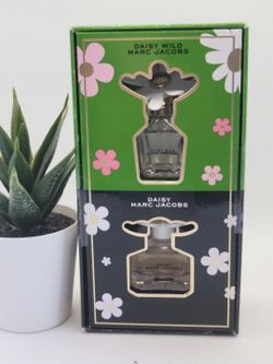 Marc Jacobs Fragrances 

Mini Daisy Duo Perfume Gift Duo Set
Daisy Wild & Daisy 

.13 fl  Each  (2 available)