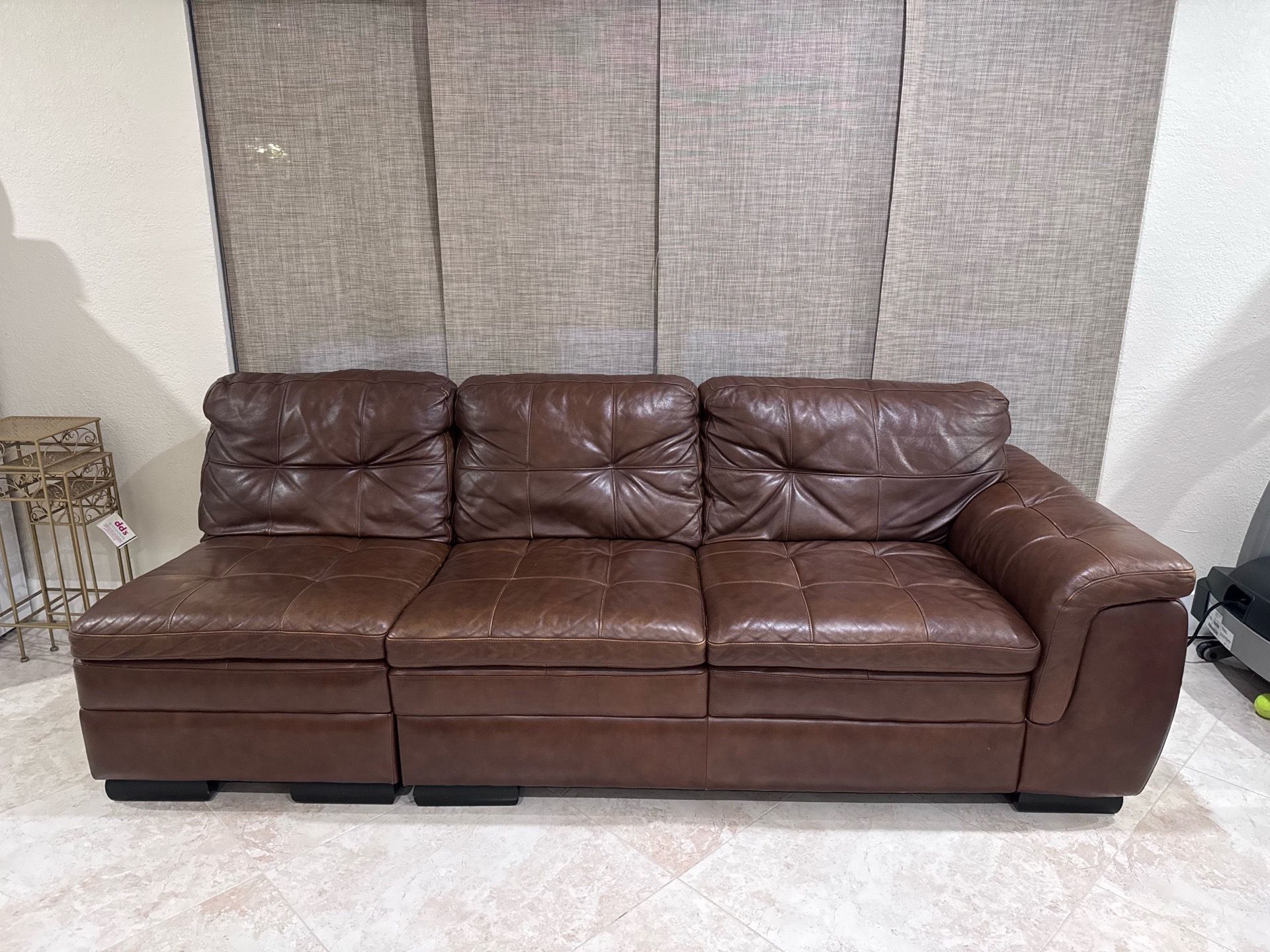 Sofá de cuero. Leather sofa