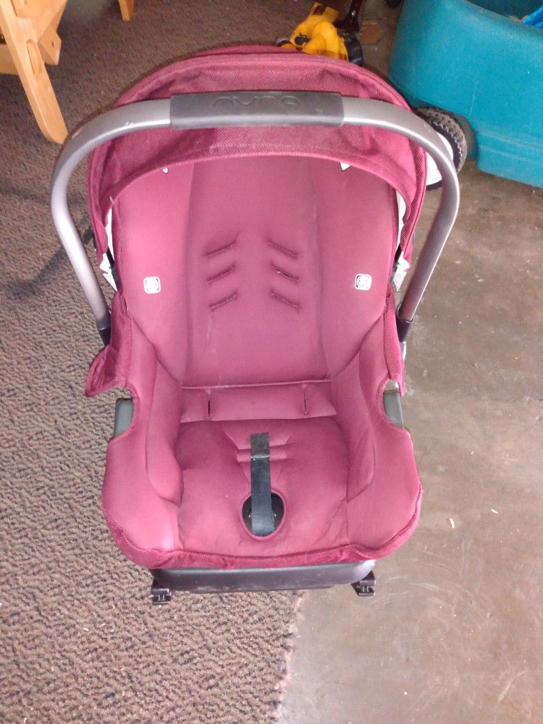Almost New. Car seat for baby, does not have a belt to tie.