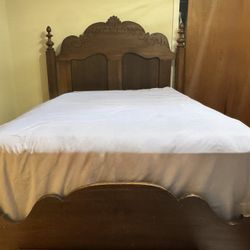 Walnut wood 4-post bed- Full Size