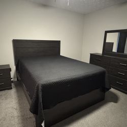 Queen Bedroom Set w/nightstand & Dresser