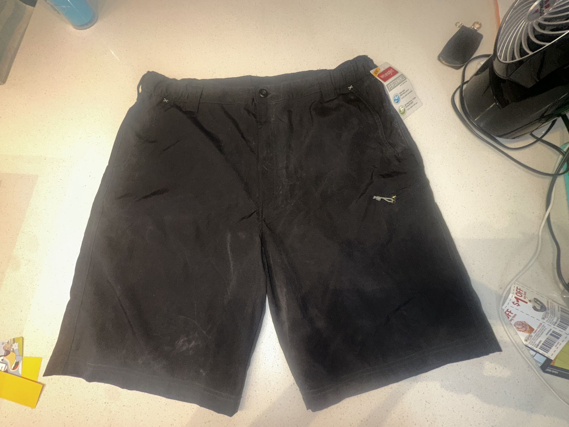 MENS 38 WRANGLER CARGO SHORTS