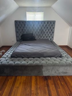 Queen Gray Tufted Upholstered Platform Bed.