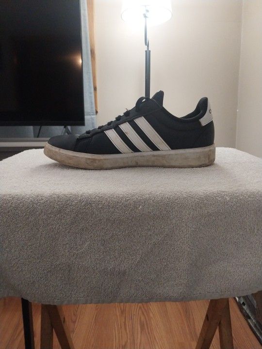 Adidas Black/white Size 9