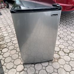 Magic Chef Mini Fridge 18”1/2W X 19”D X 32”H In Good Condition $70 Firm On Price