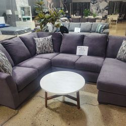 Gray Beautiful Fafric Sectional With Throw Pillows 