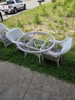 5 piece wicker material patio set