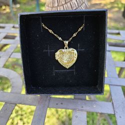 Gold tone Hart locket.