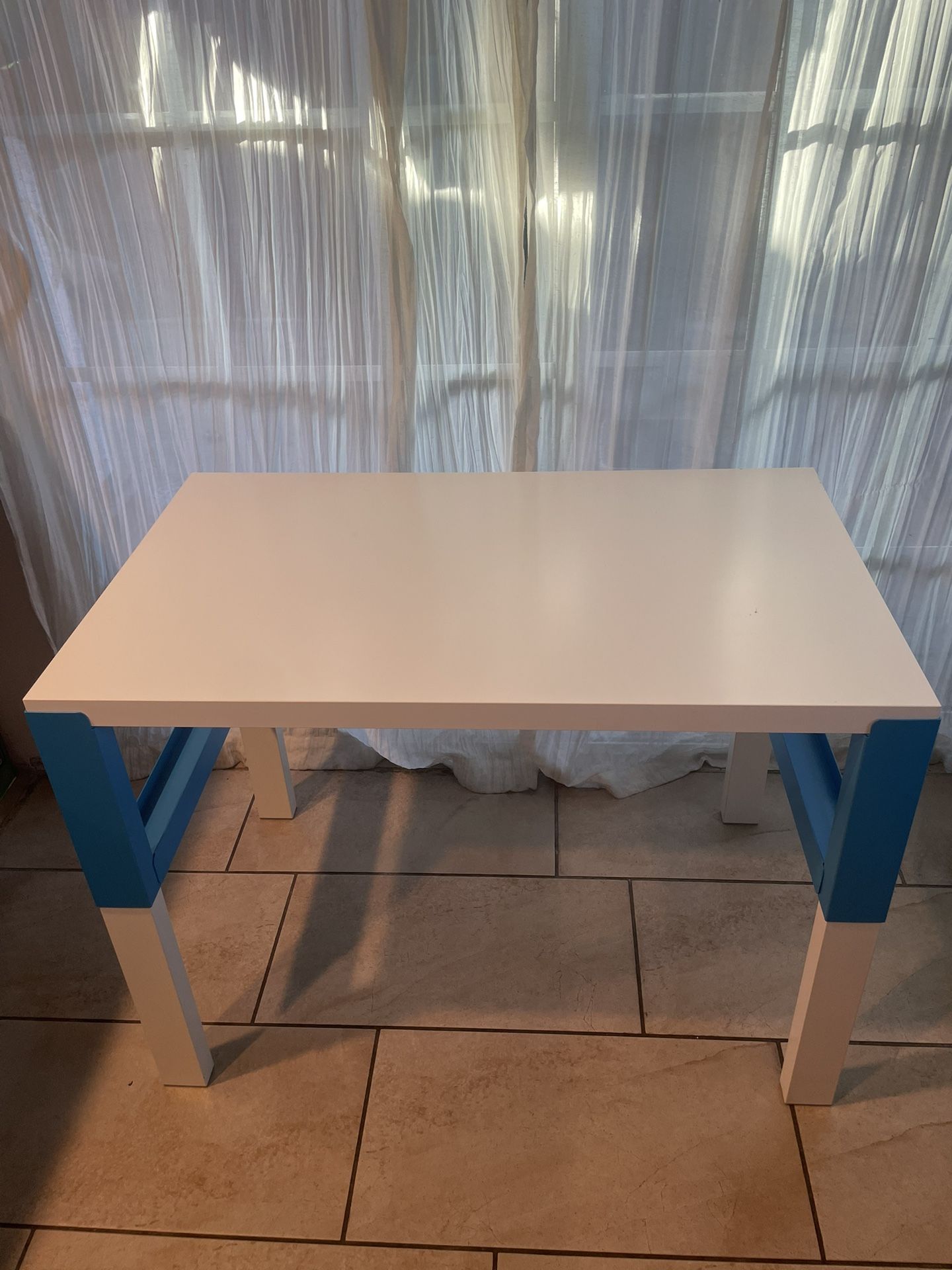 Kids desk