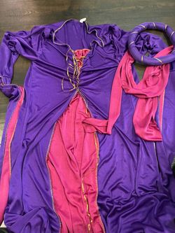 Says one size fits all but it’s like sz meduim to large costume in ladies