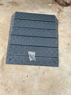 Set of 4 heavy-duty rubber ramps for curbs or driveways / juego de 4 rampas de goma de uso rudo para banquetas o entradas de vehículos