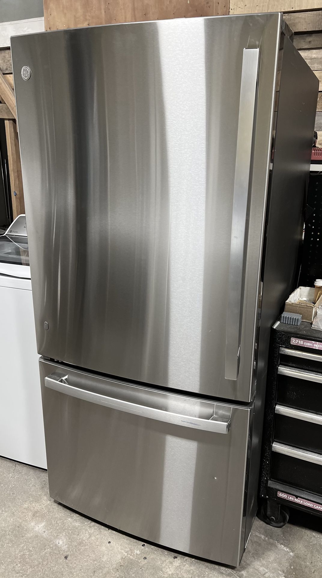 NEW Bottom-Freezer Refrigerator w/ICE MAKER