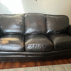 Brown Leather Studded Sofá Set Price Is Negociable 