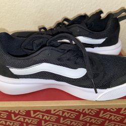 BRAND NEW WOMANS SIZE 6 VANS