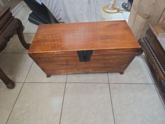 WOODEN VINTAGE CHEST