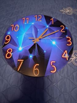 Muy bonito reloj.  Silencioso. Color azul fosforecente en la noche. De vidrio.  Delgado no ocupa mucho espacio.
