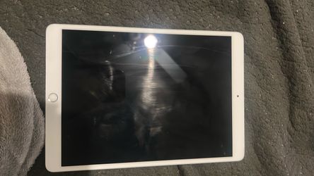 Apple iPad Silver with Home Button 10.5