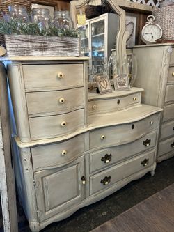 Beautiful Distressed Cream 2piece Dresser And Mirror 70x53x18