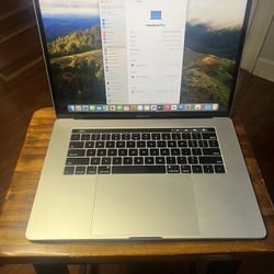 2019 Macbook Pro 2.6GHz intel i7 512GB battery count only 165, please check all the pictures For Details 