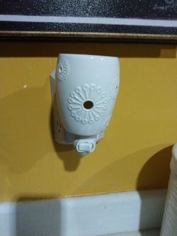 Retired Scentsy Dandy White Plug In Warmer