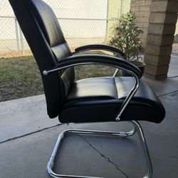 Tengo 4 sillas para Oficina, para  tu comedor, Las compré en Home Depot, piel y metal están en excelente condición poco tiempo usadas $40 cada una 
