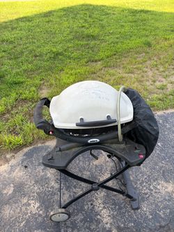 Weber Q1000 grill with stand