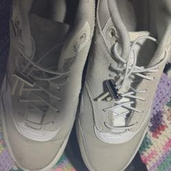 Nike women's tennis shoes size seven in a half