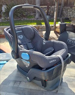 Nice UPPAbaby Mesa Series Infant Car Seat w/ Base & Pads