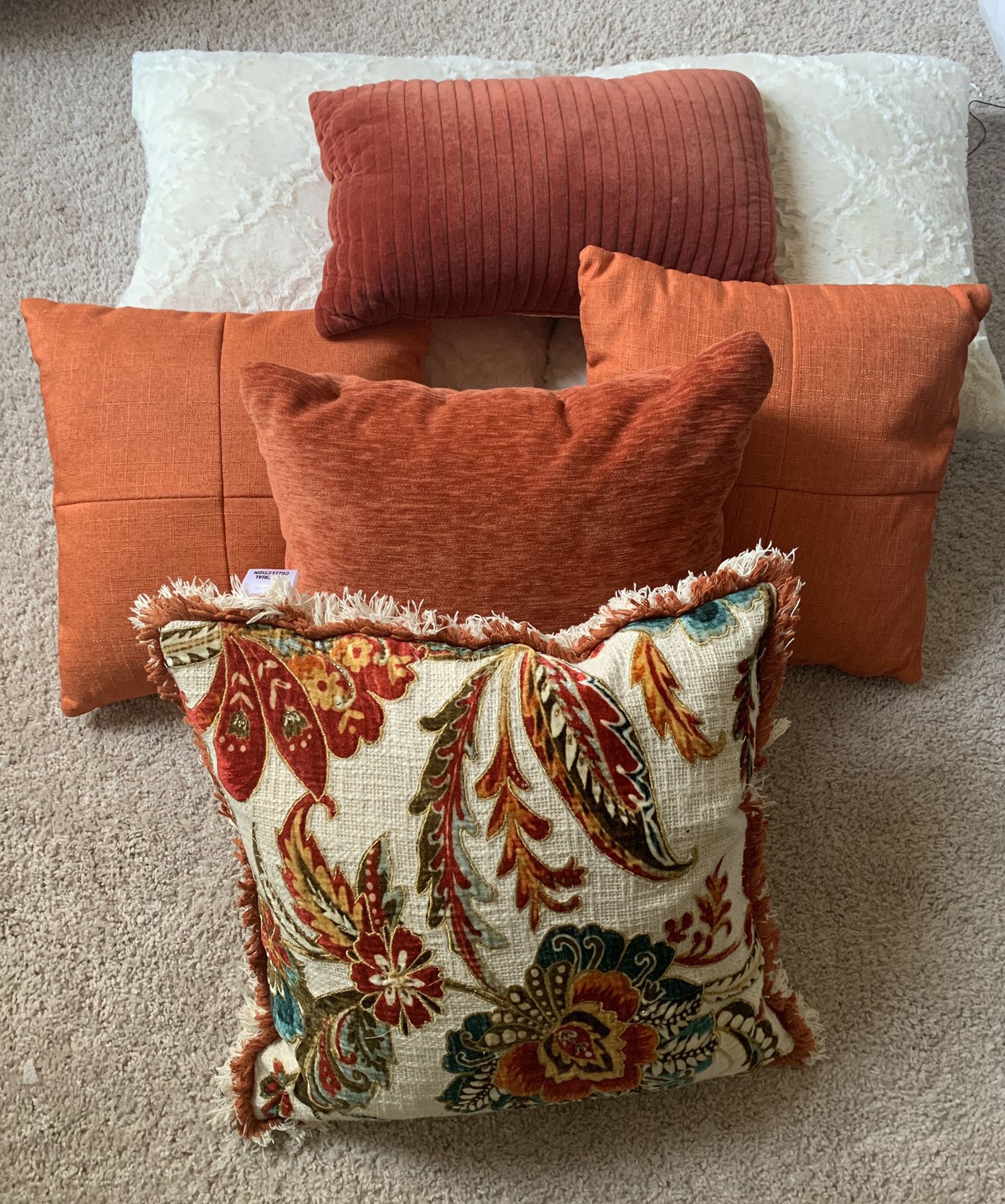 Set of decorative pillows